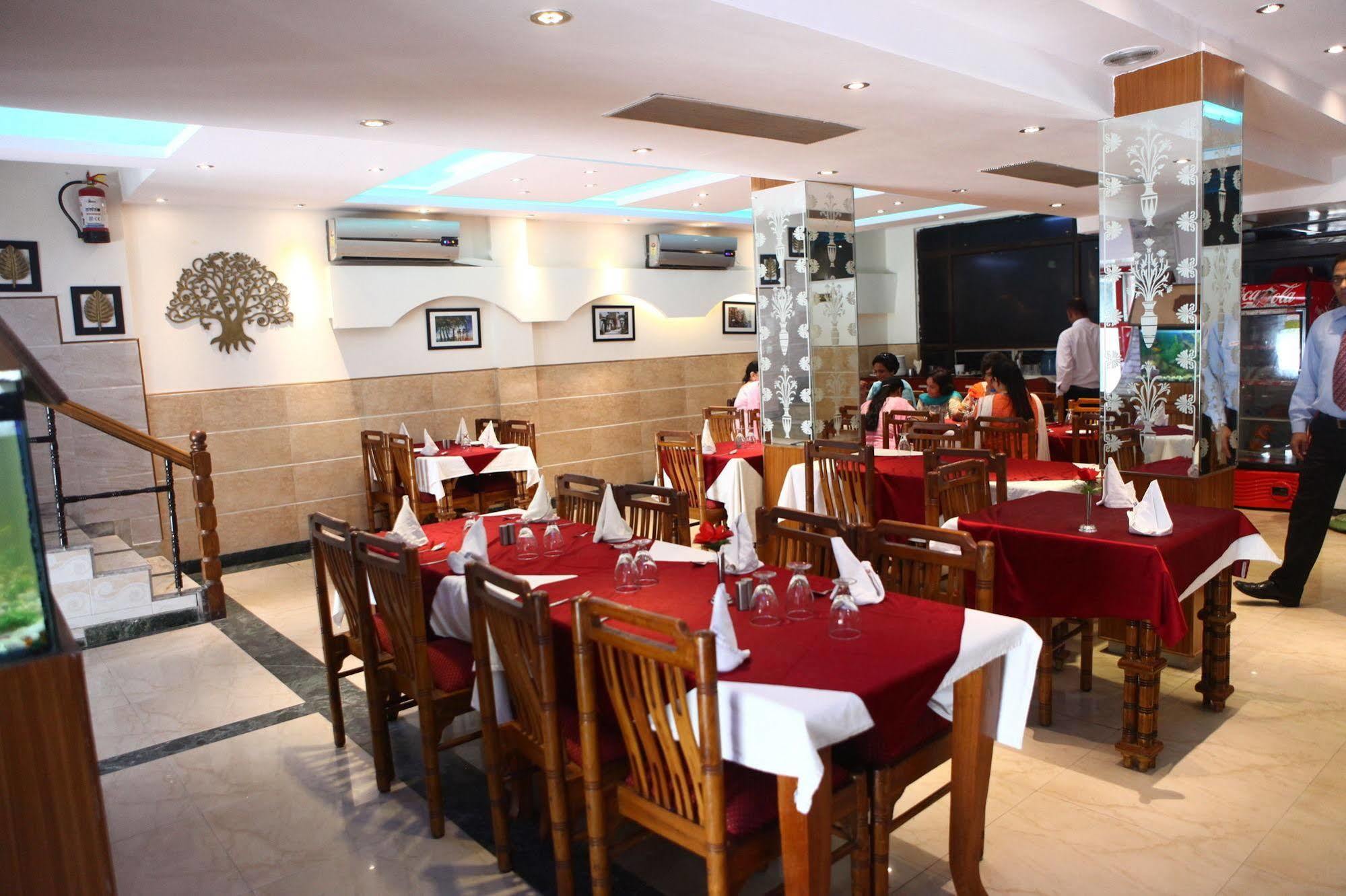 Hotel Ekant Faridabad Buitenkant foto