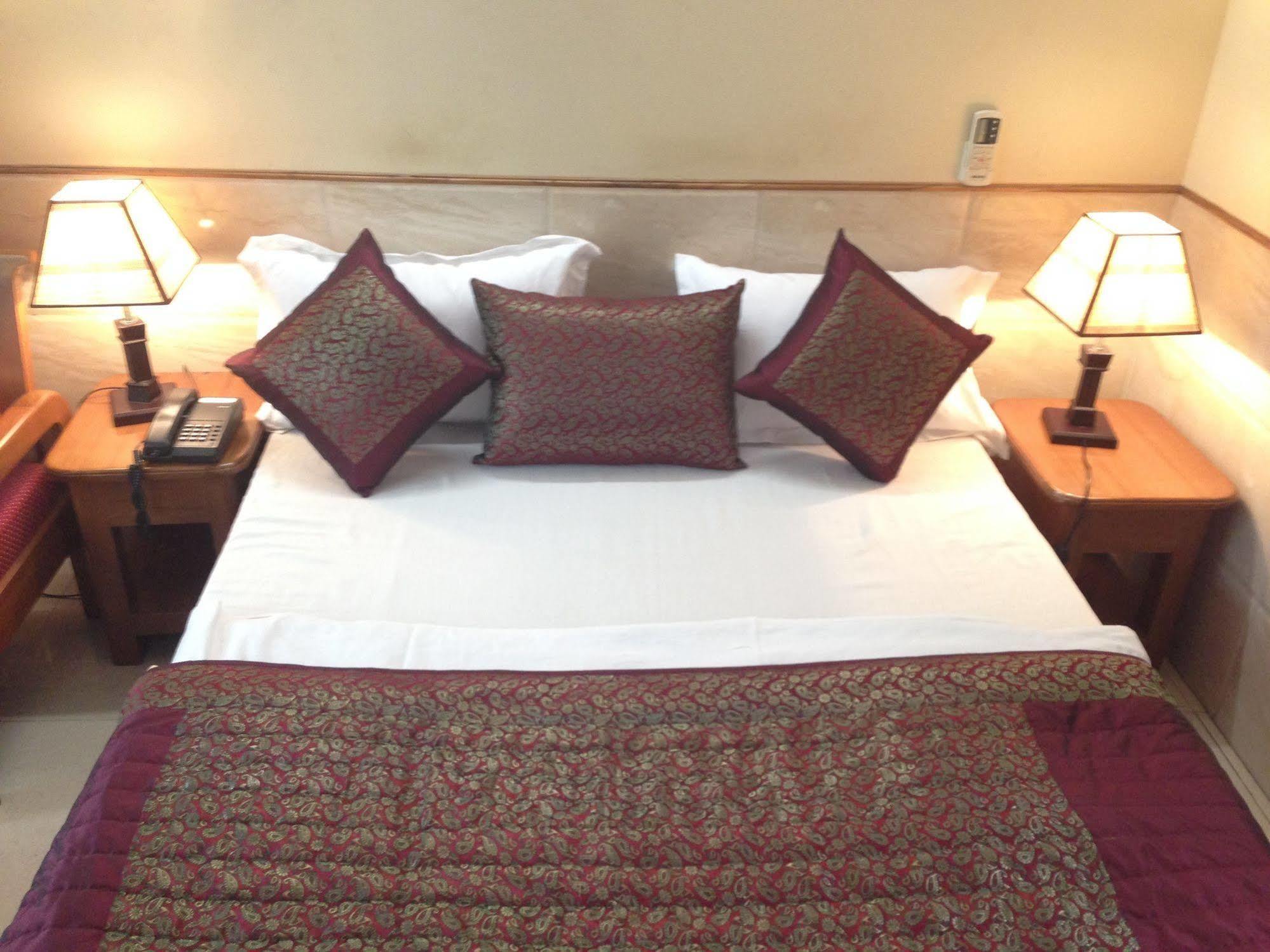 Hotel Ekant Faridabad Buitenkant foto